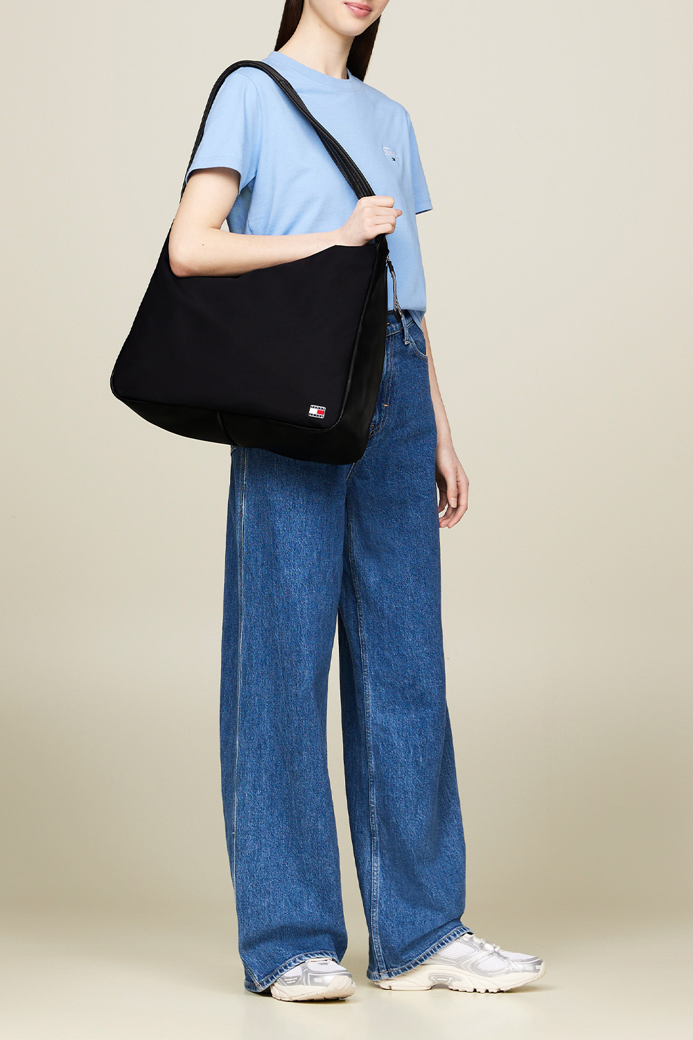 תמונת כל הלוק של תיק כתף מניילון ממוחזר